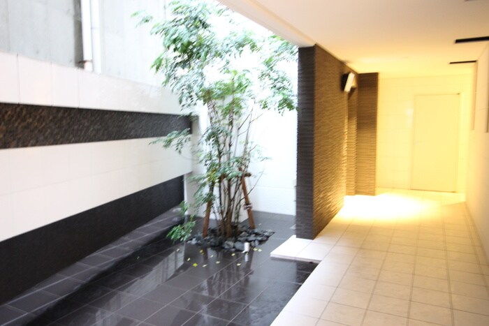 物件外観写真6　(エントランス部分)