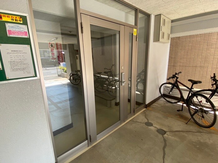 物件外観写真3　(エントランス部分)