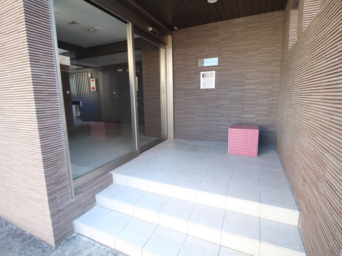 物件外観写真5　(エントランス部分)