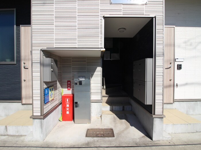 物件外観写真3　(エントランス部分)