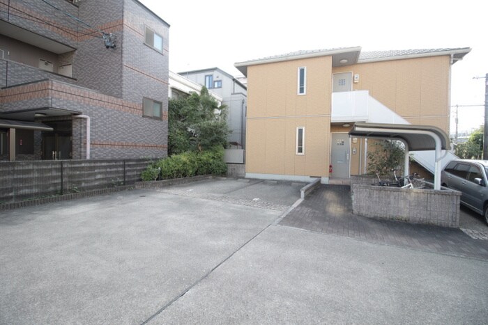 物件外観写真3　(駐車場)