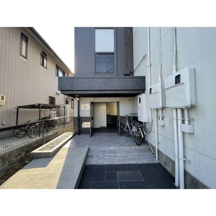 物件外観写真2　(エントランス部分)