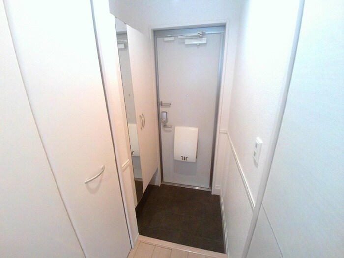 物件内観写真5　(玄関)