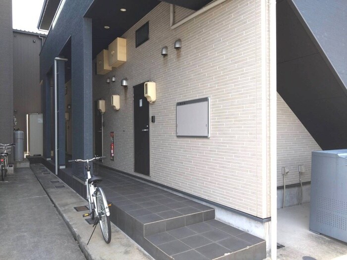 物件外観写真3　(エントランス部分)