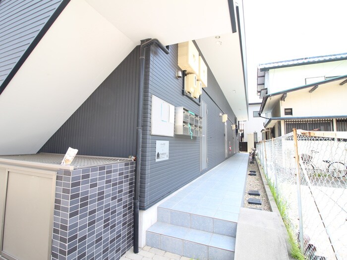 物件外観写真3　(エントランス部分)