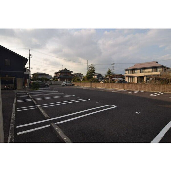 物件外観写真2　(駐車場)