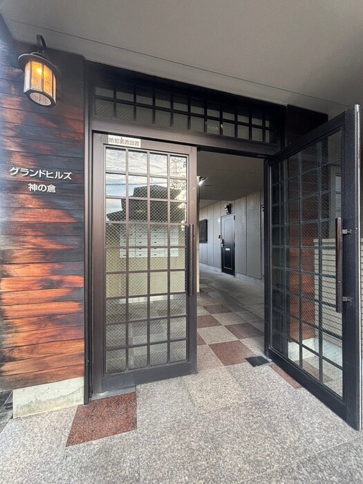 物件外観写真3　(エントランス部分)