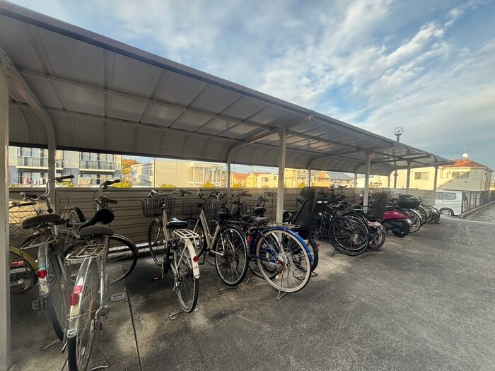 物件外観写真4　(駐輪場)