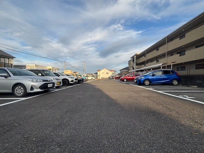 物件外観写真6　(駐車場)