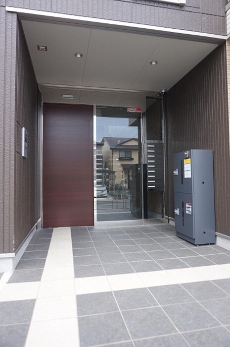 物件外観写真2　(エントランス部分)