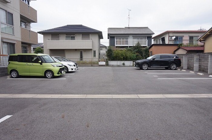 物件外観写真3　(駐車場)