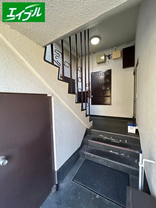 物件外観写真4　(エントランス部分)