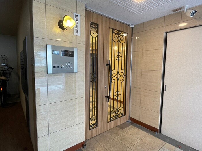 物件外観写真2　(エントランス部分)