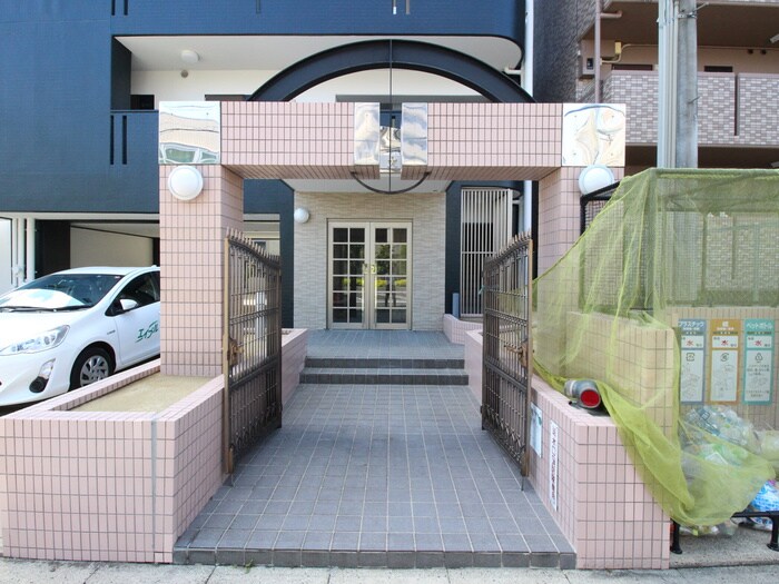 物件外観写真3　(エントランス部分)