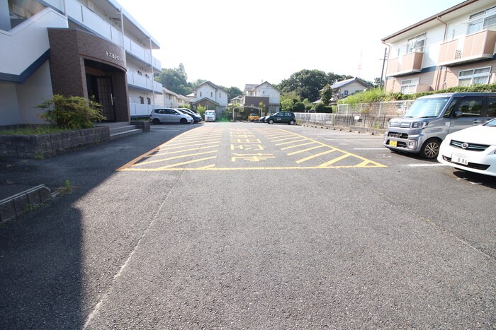 物件外観写真3　(駐車場)