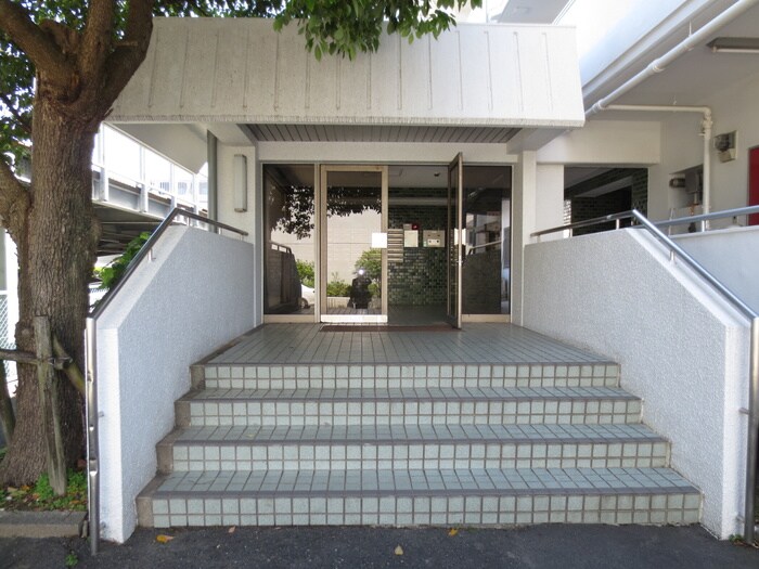 物件外観写真4　(エントランス部分)