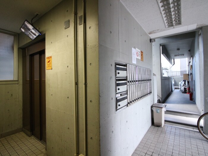 物件外観写真6　(エントランス部分)