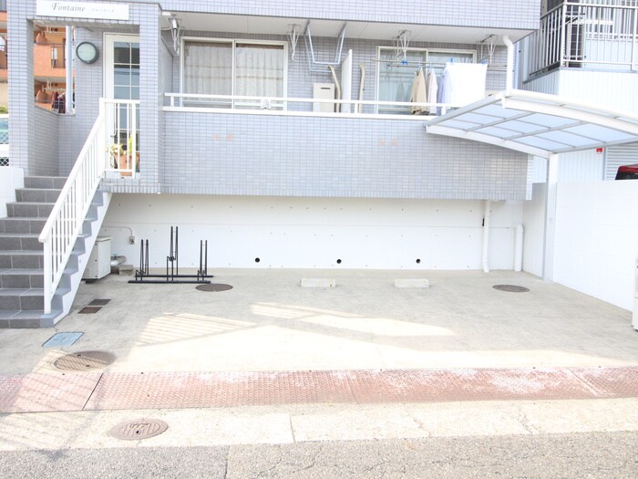 物件外観写真2　(駐車場)