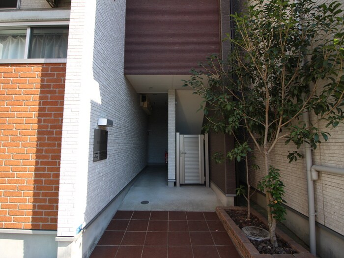 物件外観写真5　(エントランス部分)