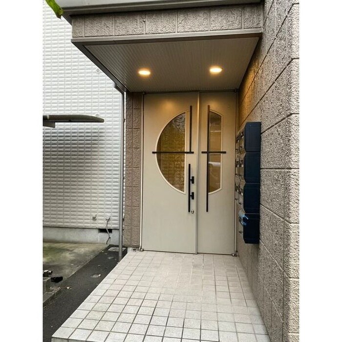 物件外観写真2　(エントランス部分)