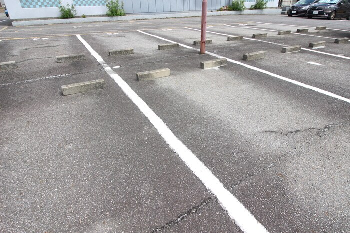 物件外観写真3　(駐車場)