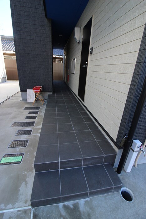 物件外観写真4　(エントランス部分)