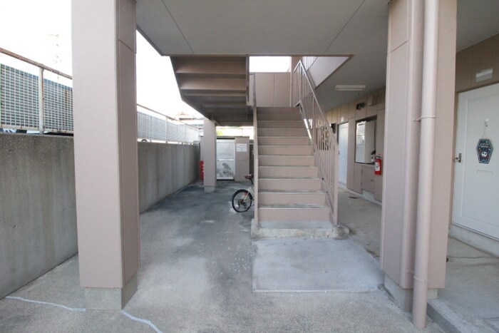 物件外観写真6　(エントランス部分)