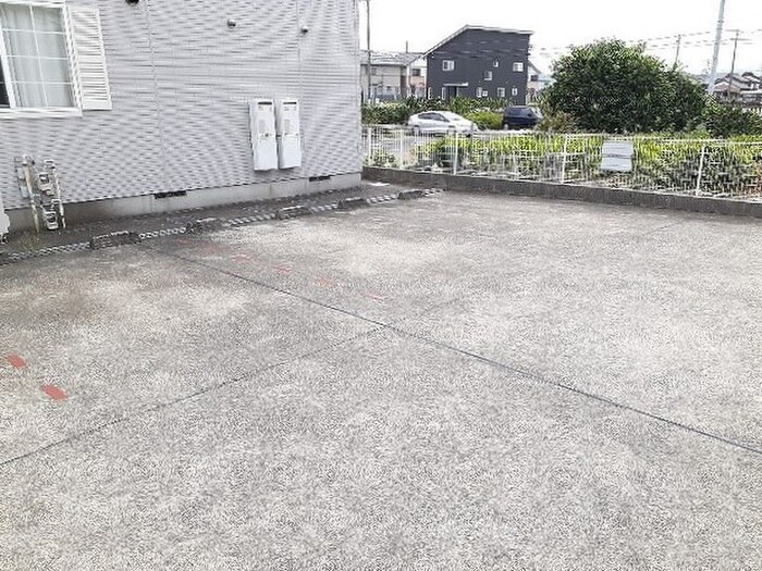 物件外観写真2　(駐車場)