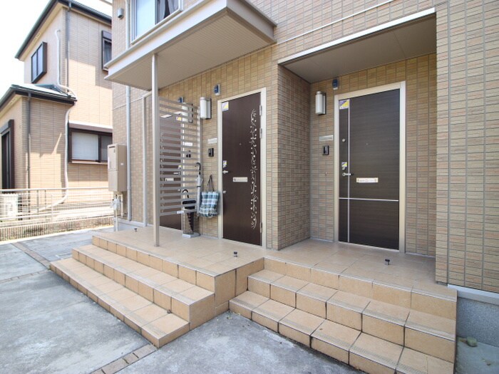 物件外観写真2　(エントランス部分)