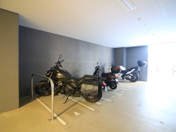 物件外観写真5　(バイク置き場)