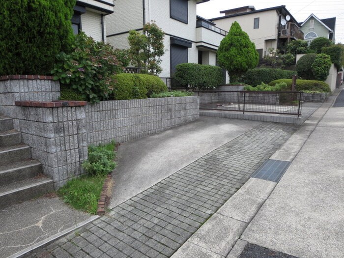 物件外観写真3　(駐車場)