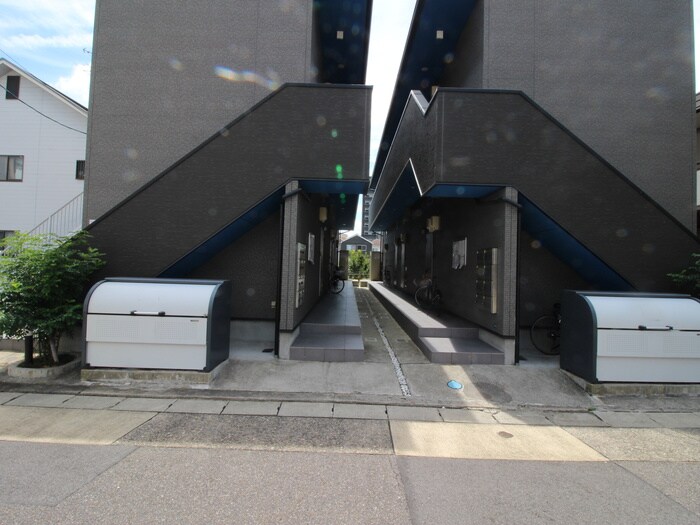 物件外観写真6　(エントランス部分)