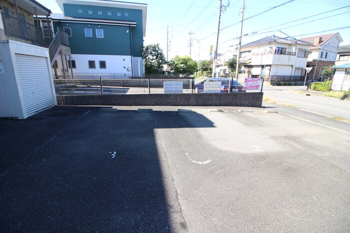 物件外観写真3　(駐車場)