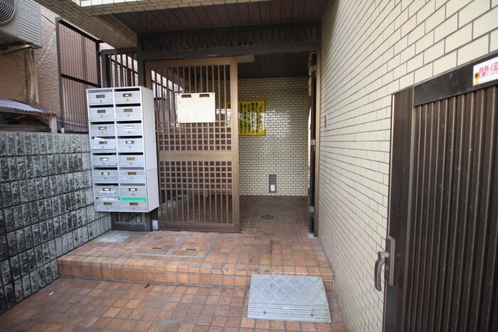 物件外観写真5　(エントランス部分)