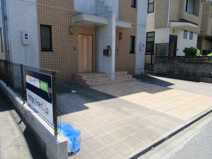 物件外観写真3　(駐車場)