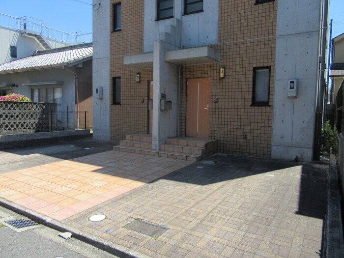 物件外観写真4　(エントランス部分)