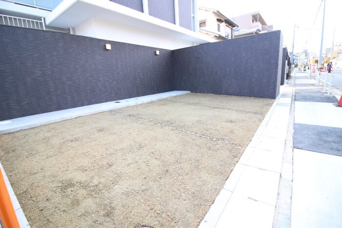 物件外観写真6　(駐車場)