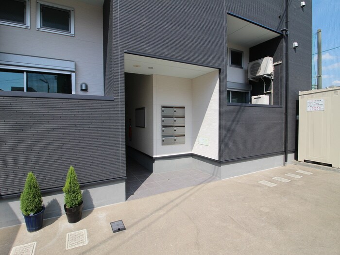 物件外観写真5　(エントランス部分)