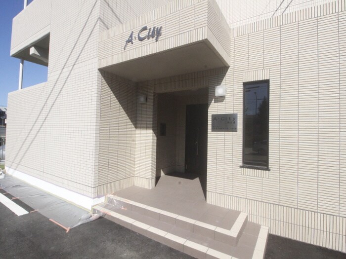 物件外観写真3　(エントランス部分)