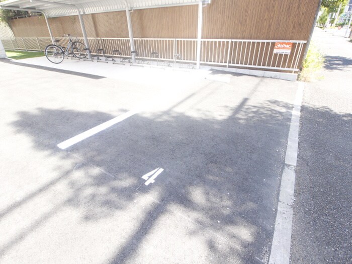 物件外観写真4　(駐車場)