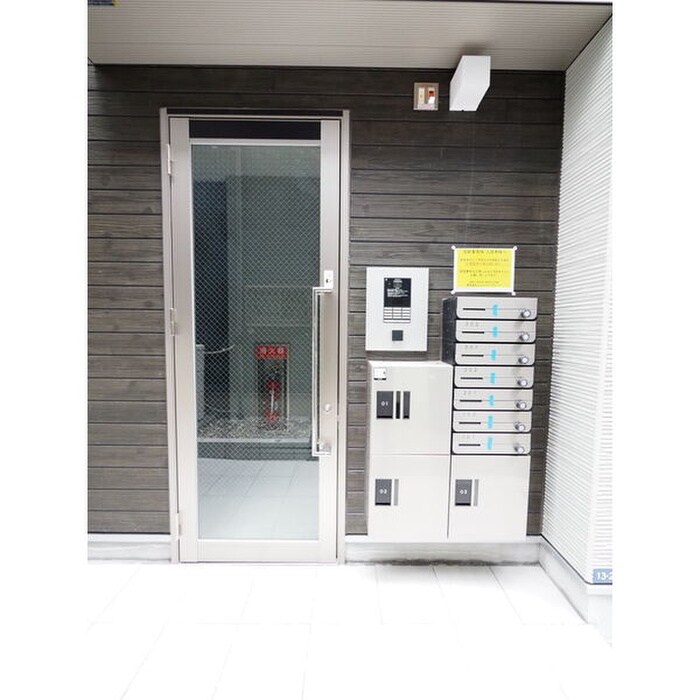 物件外観写真4　(エントランス部分)