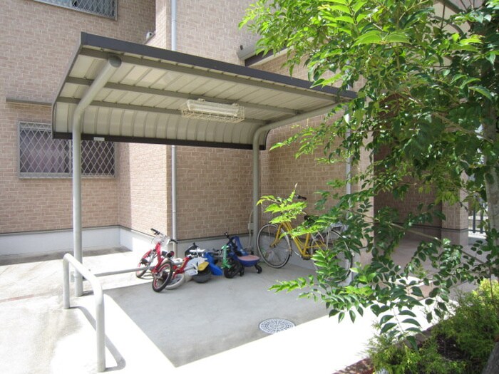 物件外観写真3　(駐輪場)