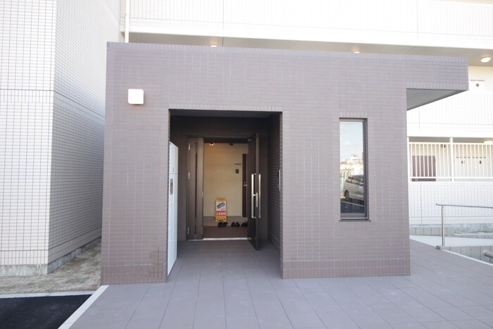 物件外観写真5　(エントランス部分)