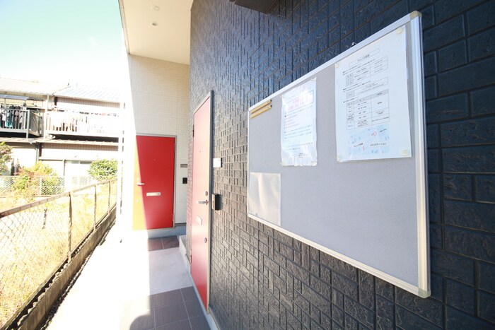 物件外観写真6　(エントランス部分)