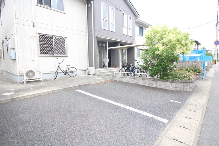 物件外観写真3　(駐車場)