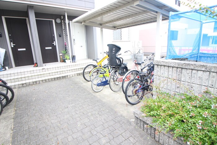 物件外観写真5　(駐輪場)