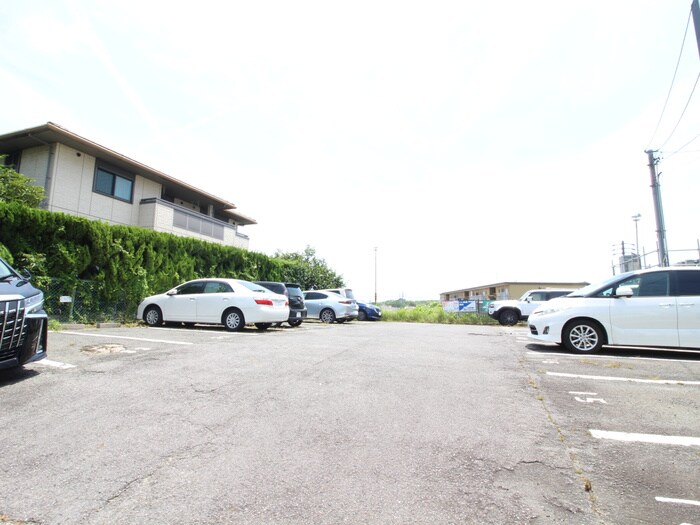 物件外観写真3　(駐車場)