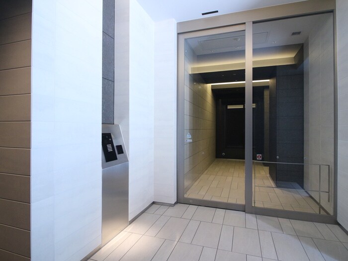 物件外観写真3　(エントランス部分)