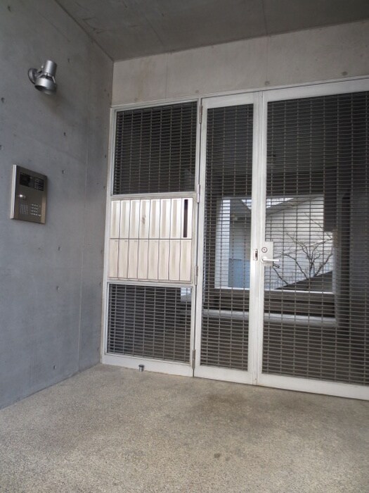 物件外観写真2　(エントランス部分)