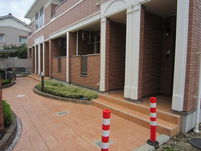 物件外観写真3　(エントランス部分)